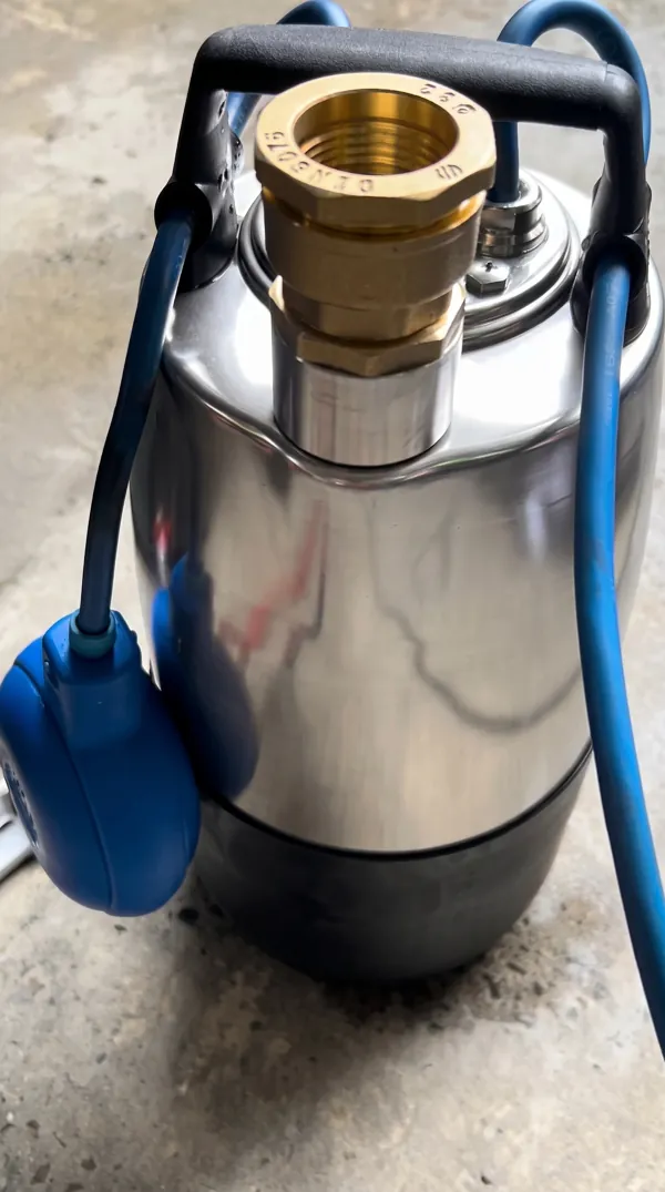 Pompe immergée en inox Calpeda avec flotteur bleu et raccord en laiton.