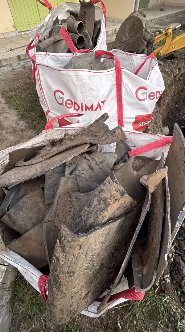 Sacs de chantier Gedimat remplis de débris d'anciens réseaux d'assainissement.