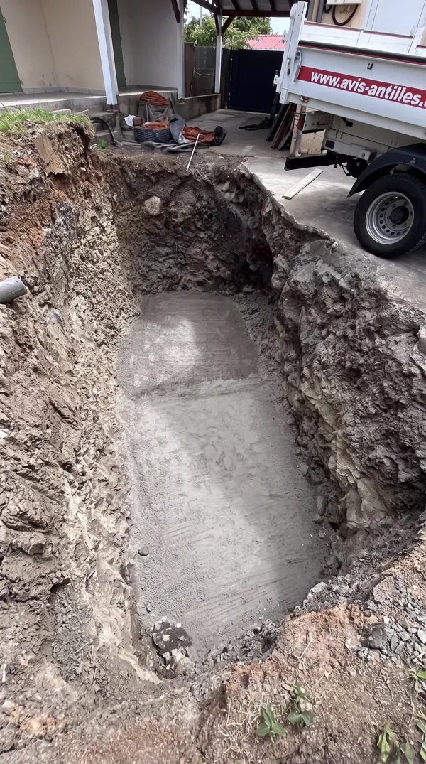 Fouille terrassée avec dalle de béton pour l'installation d'une micro-station d'assainissement.