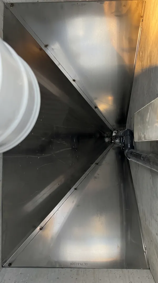 Vue de l'intérieur d'une micro-station d'épuration en béton.