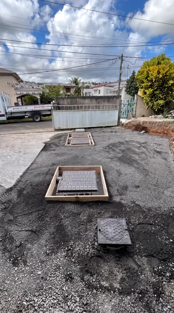 Installation d'une micro-station d'épuration Eloy en béton avec regards d'accès.