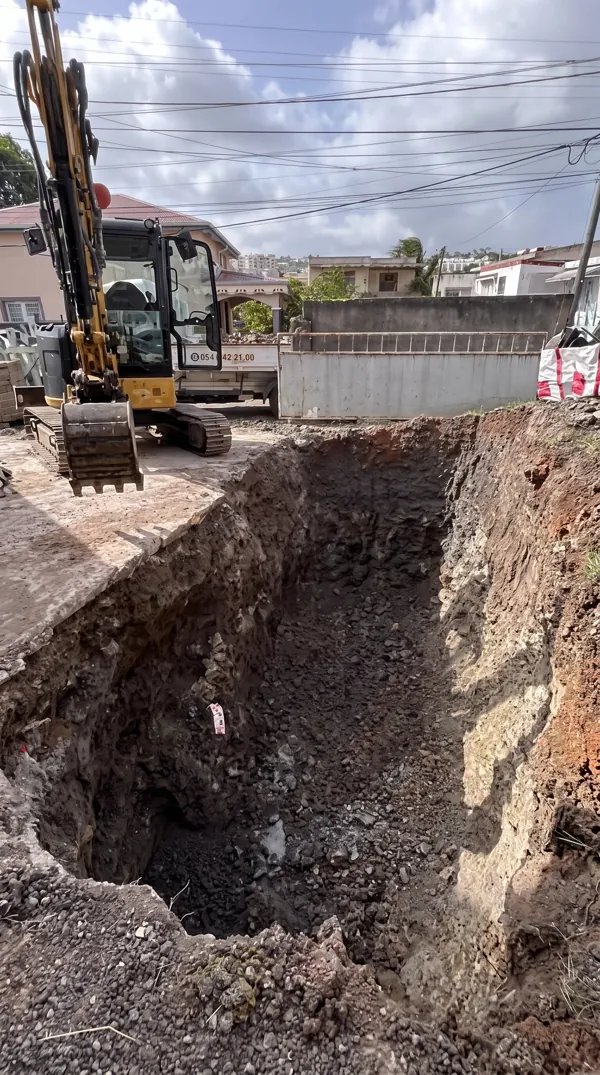 Terrassement d'une fosse pour l'installation d'une micro-station d'épuration avec une mini-pelle.