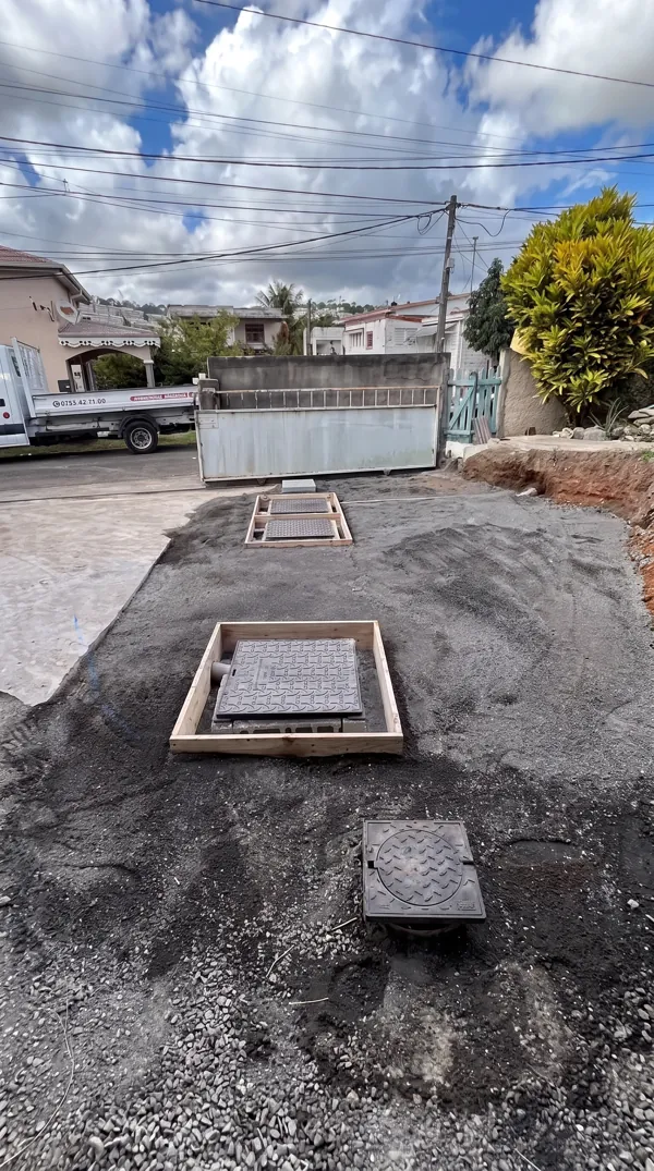 Chantier d'installation d'une micro-station d'épuration en béton.