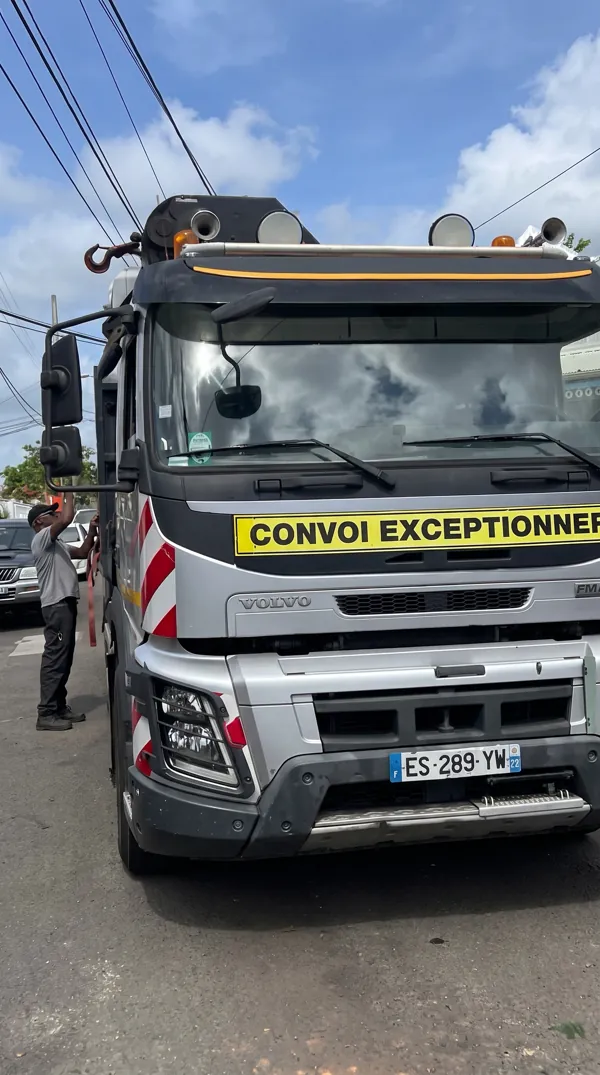 Livraison par camion d'une micro-station d'assainissement en béton de 14 EH.