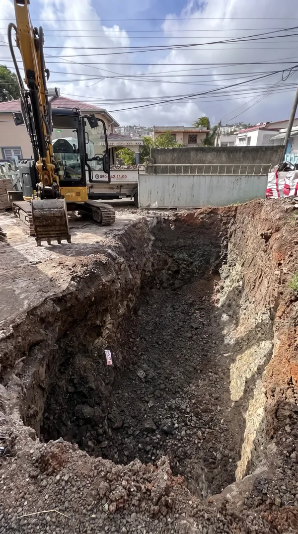 Excavation d'une fosse de 30 m3 pour un chantier de terrassement en Martinique.