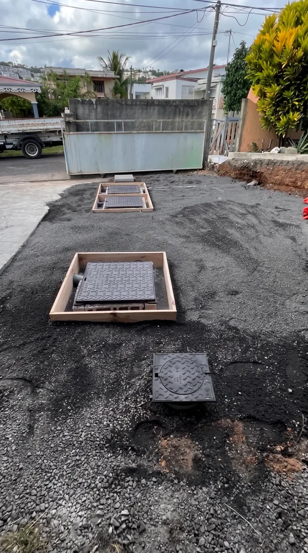 Installation de tampons d'accès pour micro-station sous un futur parking.