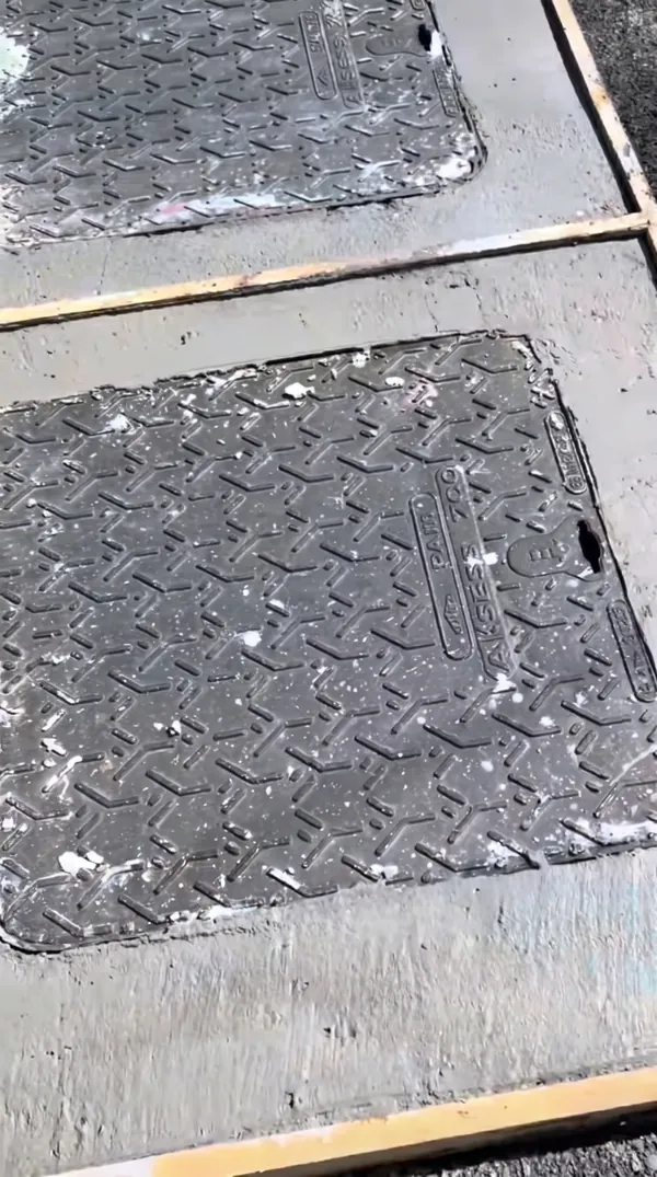 Trappes d'accès en fonte scellées dans le béton au-dessus d'une micro-station.