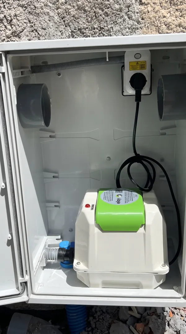 Compresseur de micro-station installé dans son armoire étanche extérieure.