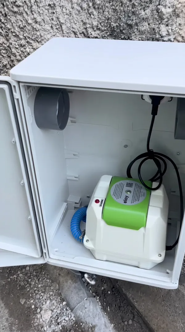 Compresseur Eloy dans son coffret technique pour micro-station d'épuration.