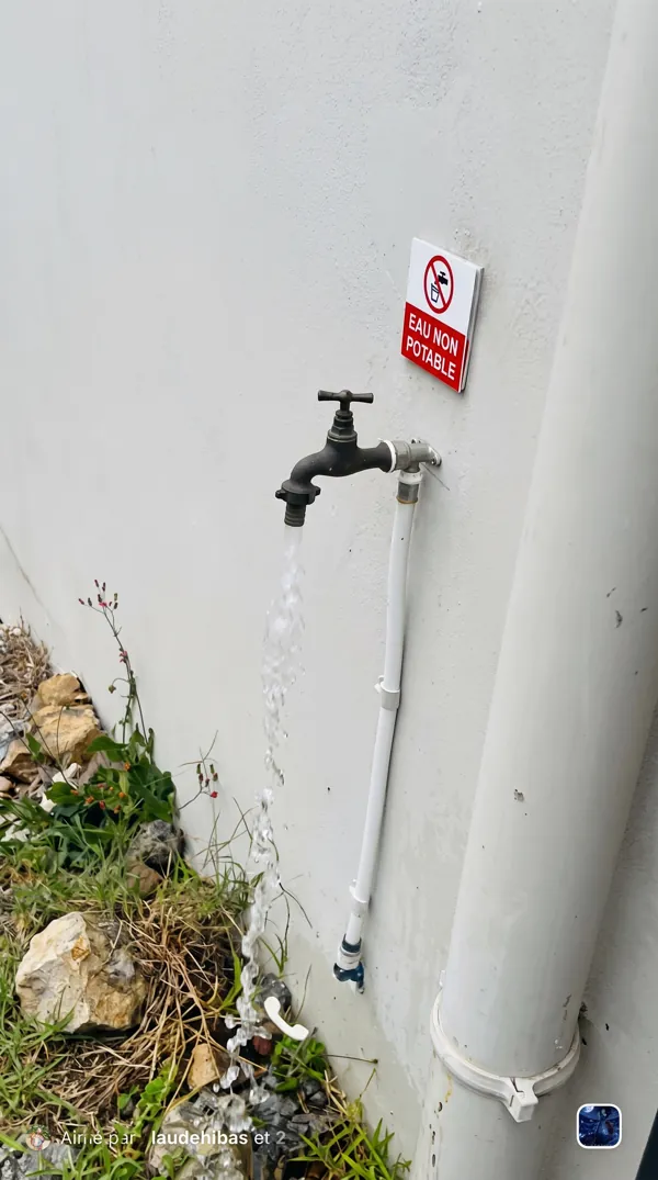 Robinet extérieur d'eau non potable en fonctionnement après entretien.