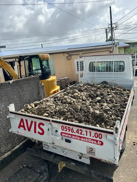 Une benne de camion remplie de terre et de cailloux de la fouille.